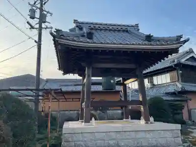 伊勢妙昌寺の{uncategorized: "未分類", other: "その他", undefined: "問題あり", building: "その他建物", grave: "お墓", sacred_gate: "鳥居", guardian: "狛犬", statue: "像", buddha: "仏像", history: "歴史", nature: "自然", garden: "庭園", animal: "動物", pagoda: "塔", temizu: "手水舎", mountain_gate: "山門・神門", sanctuary: "本殿・本堂", subordinate: "末社・摂社", art: "芸術", scenery: "景色", jizo: "地蔵", ema: "絵馬", goshuin: "御朱印", omikuji: "おみくじ", items: "授与品その他", amulet: "お守り", goshuincho: "御朱印帳", eats: "食事", festival: "お祭り", votive_dance: "神楽", shichigosan: "七五三参", wedding: "結婚式", experience: "体験その他", initially: "初詣", around: "周辺", anti_infection: "感染症対策"}