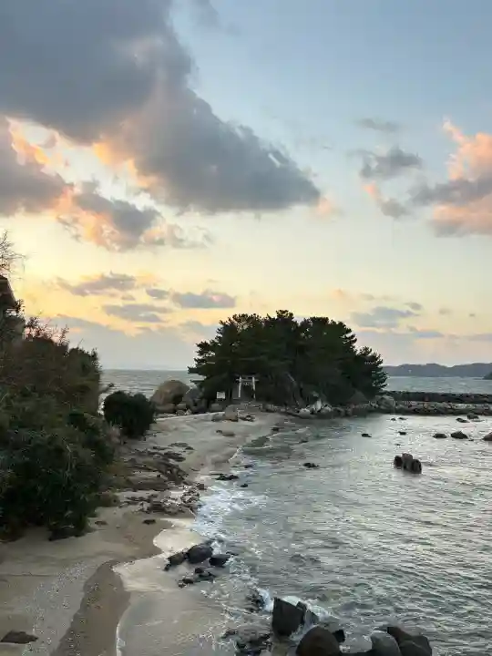 箱島神社の{uncategorized: "未分類", other: "その他", undefined: "問題あり", building: "その他建物", grave: "お墓", sacred_gate: "鳥居", guardian: "狛犬", statue: "像", buddha: "仏像", history: "歴史", nature: "自然", garden: "庭園", animal: "動物", pagoda: "塔", temizu: "手水舎", mountain_gate: "山門・神門", sanctuary: "本殿・本堂", subordinate: "末社・摂社", art: "芸術", scenery: "景色", jizo: "地蔵", ema: "絵馬", goshuin: "御朱印", omikuji: "おみくじ", items: "授与品その他", amulet: "お守り", goshuincho: "御朱印帳", eats: "食事", festival: "お祭り", votive_dance: "神楽", shichigosan: "七五三参", wedding: "結婚式", experience: "体験その他", initially: "初詣", around: "周辺", anti_infection: "感染症対策"}