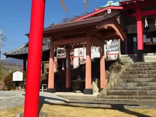 差出磯大嶽山神社 仕事と健康と厄よけの神さまの手水舎
