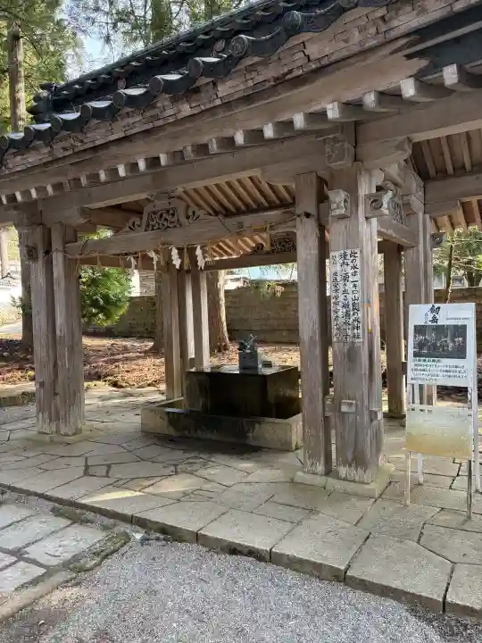 雄山神社中宮祈願殿の{uncategorized: "未分類", other: "その他", undefined: "問題あり", building: "その他建物", grave: "お墓", sacred_gate: "鳥居", guardian: "狛犬", statue: "像", buddha: "仏像", history: "歴史", nature: "自然", garden: "庭園", animal: "動物", pagoda: "塔", temizu: "手水舎", mountain_gate: "山門・神門", sanctuary: "本殿・本堂", subordinate: "末社・摂社", art: "芸術", scenery: "景色", jizo: "地蔵", ema: "絵馬", goshuin: "御朱印", omikuji: "おみくじ", items: "授与品その他", amulet: "お守り", goshuincho: "御朱印帳", eats: "食事", festival: "お祭り", votive_dance: "神楽", shichigosan: "七五三参", wedding: "結婚式", experience: "体験その他", initially: "初詣", around: "周辺", anti_infection: "感染症対策"}