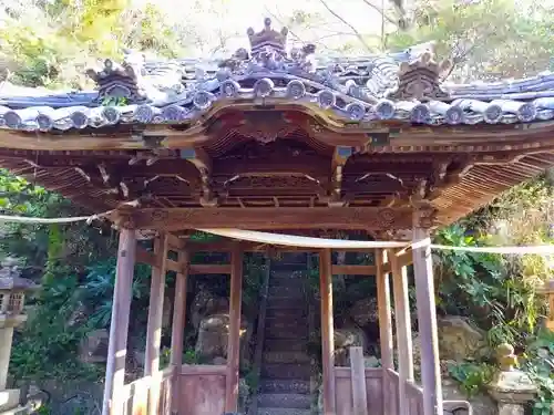 泉蔵院の山門