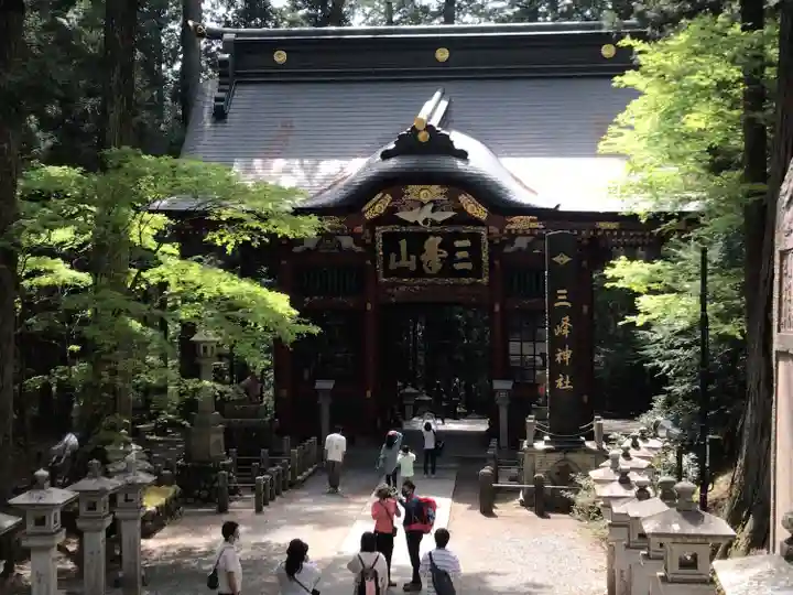 三峯神社の山門・神門