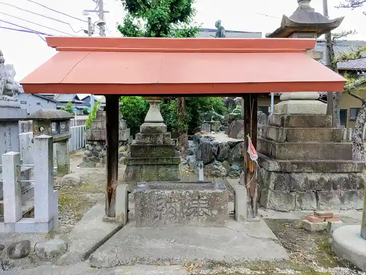 神明社(元起)の手水舎