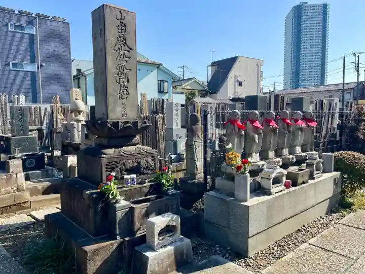 雪峰院の{uncategorized: "未分類", other: "その他", undefined: "問題あり", building: "その他建物", grave: "お墓", sacred_gate: "鳥居", guardian: "狛犬", statue: "像", buddha: "仏像", history: "歴史", nature: "自然", garden: "庭園", animal: "動物", pagoda: "塔", temizu: "手水舎", mountain_gate: "山門・神門", sanctuary: "本殿・本堂", subordinate: "末社・摂社", art: "芸術", scenery: "景色", jizo: "地蔵", ema: "絵馬", goshuin: "御朱印", omikuji: "おみくじ", items: "授与品その他", amulet: "お守り", goshuincho: "御朱印帳", eats: "食事", festival: "お祭り", votive_dance: "神楽", shichigosan: "七五三参", wedding: "結婚式", experience: "体験その他", initially: "初詣", around: "周辺", anti_infection: "感染症対策"}