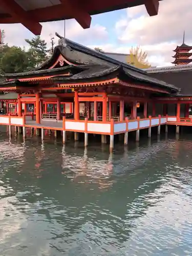 厳島神社の本殿