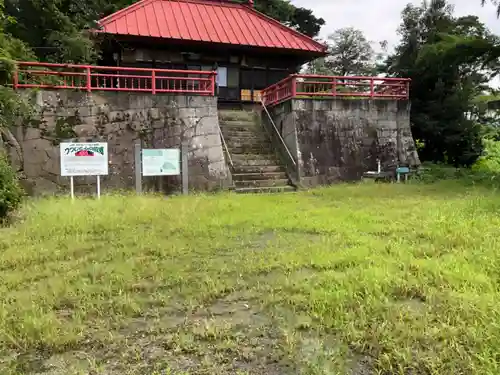 山梨岡神社の本殿・本堂