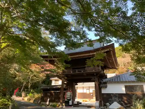 普門寺(切り絵御朱印発祥の寺)の山門