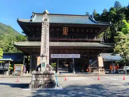 久遠寺の山門