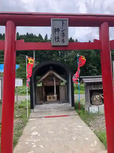 トンネル神社の鳥居