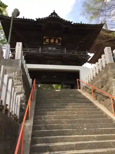 布施弁天 東海寺の山門