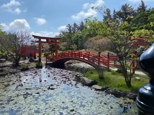 高山稲荷神社の庭園