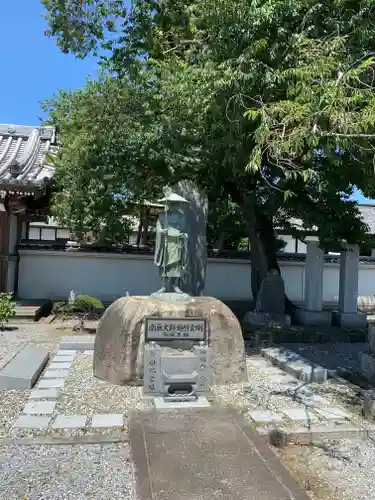 法音寺の像