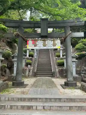 師岡熊野神社の{uncategorized: "未分類", other: "その他", undefined: "問題あり", building: "その他建物", grave: "お墓", sacred_gate: "鳥居", guardian: "狛犬", statue: "像", buddha: "仏像", history: "歴史", nature: "自然", garden: "庭園", animal: "動物", pagoda: "塔", temizu: "手水舎", mountain_gate: "山門・神門", sanctuary: "本殿・本堂", subordinate: "末社・摂社", art: "芸術", scenery: "景色", jizo: "地蔵", ema: "絵馬", goshuin: "御朱印", omikuji: "おみくじ", items: "授与品その他", amulet: "お守り", goshuincho: "御朱印帳", eats: "食事", festival: "お祭り", votive_dance: "神楽", shichigosan: "七五三参", wedding: "結婚式", experience: "体験その他", initially: "初詣", around: "周辺", anti_infection: "感染症対策"}