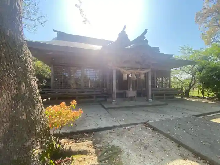 諏訪神社の{uncategorized: "未分類", other: "その他", undefined: "問題あり", building: "その他建物", grave: "お墓", sacred_gate: "鳥居", guardian: "狛犬", statue: "像", buddha: "仏像", history: "歴史", nature: "自然", garden: "庭園", animal: "動物", pagoda: "塔", temizu: "手水舎", mountain_gate: "山門・神門", sanctuary: "本殿・本堂", subordinate: "末社・摂社", art: "芸術", scenery: "景色", jizo: "地蔵", ema: "絵馬", goshuin: "御朱印", omikuji: "おみくじ", items: "授与品その他", amulet: "お守り", goshuincho: "御朱印帳", eats: "食事", festival: "お祭り", votive_dance: "神楽", shichigosan: "七五三参", wedding: "結婚式", experience: "体験その他", initially: "初詣", around: "周辺", anti_infection: "感染症対策"}