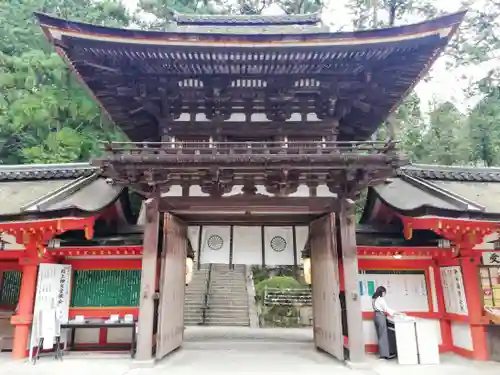 石上神宮の山門・神門
