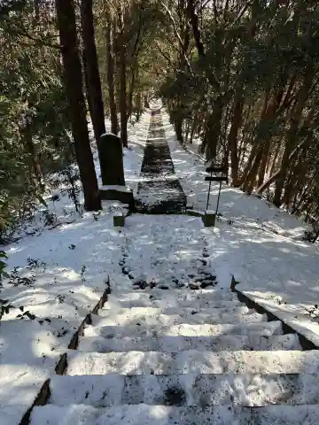 四津山神社の{uncategorized: "未分類", other: "その他", undefined: "問題あり", building: "その他建物", grave: "お墓", sacred_gate: "鳥居", guardian: "狛犬", statue: "像", buddha: "仏像", history: "歴史", nature: "自然", garden: "庭園", animal: "動物", pagoda: "塔", temizu: "手水舎", mountain_gate: "山門・神門", sanctuary: "本殿・本堂", subordinate: "末社・摂社", art: "芸術", scenery: "景色", jizo: "地蔵", ema: "絵馬", goshuin: "御朱印", omikuji: "おみくじ", items: "授与品その他", amulet: "お守り", goshuincho: "御朱印帳", eats: "食事", festival: "お祭り", votive_dance: "神楽", shichigosan: "七五三参", wedding: "結婚式", experience: "体験その他", initially: "初詣", around: "周辺", anti_infection: "感染症対策"}