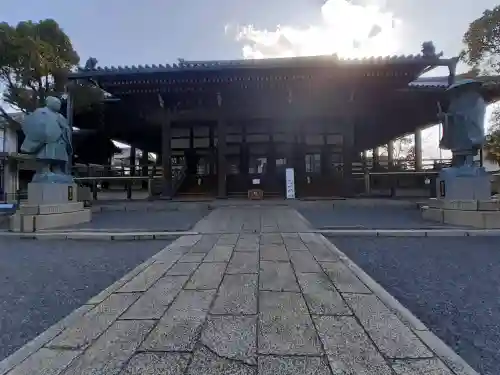 本願寺堺別院の{uncategorized: "未分類", other: "その他", undefined: "問題あり", building: "その他建物", grave: "お墓", sacred_gate: "鳥居", guardian: "狛犬", statue: "像", buddha: "仏像", history: "歴史", nature: "自然", garden: "庭園", animal: "動物", pagoda: "塔", temizu: "手水舎", mountain_gate: "山門・神門", sanctuary: "本殿・本堂", subordinate: "末社・摂社", art: "芸術", scenery: "景色", jizo: "地蔵", ema: "絵馬", goshuin: "御朱印", omikuji: "おみくじ", items: "授与品その他", amulet: "お守り", goshuincho: "御朱印帳", eats: "食事", festival: "お祭り", votive_dance: "神楽", shichigosan: "七五三参", wedding: "結婚式", experience: "体験その他", initially: "初詣", around: "周辺", anti_infection: "感染症対策"}