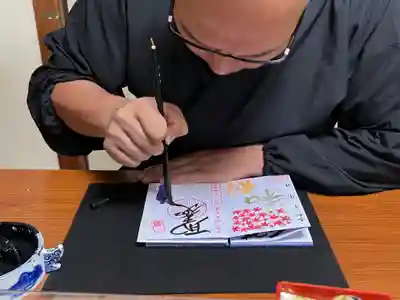 お参りされた方には、御朱印帳に書き込みます。