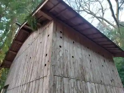 白石神社（若狭彦神社境外末社）の{uncategorized: "未分類", other: "その他", undefined: "問題あり", building: "その他建物", grave: "お墓", sacred_gate: "鳥居", guardian: "狛犬", statue: "像", buddha: "仏像", history: "歴史", nature: "自然", garden: "庭園", animal: "動物", pagoda: "塔", temizu: "手水舎", mountain_gate: "山門・神門", sanctuary: "本殿・本堂", subordinate: "末社・摂社", art: "芸術", scenery: "景色", jizo: "地蔵", ema: "絵馬", goshuin: "御朱印", omikuji: "おみくじ", items: "授与品その他", amulet: "お守り", goshuincho: "御朱印帳", eats: "食事", festival: "お祭り", votive_dance: "神楽", shichigosan: "七五三参", wedding: "結婚式", experience: "体験その他", initially: "初詣", around: "周辺", anti_infection: "感染症対策"}
