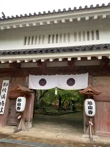 目の霊山　油山寺の山門・神門
