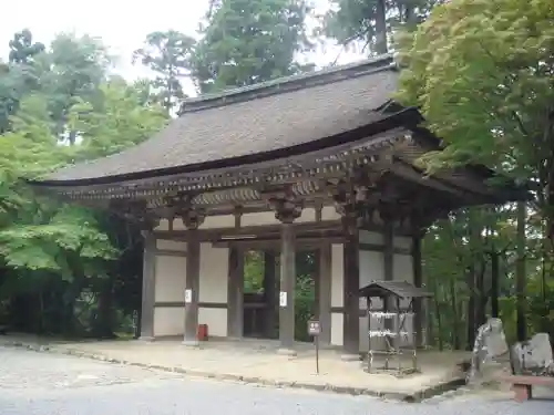 西明寺の山門