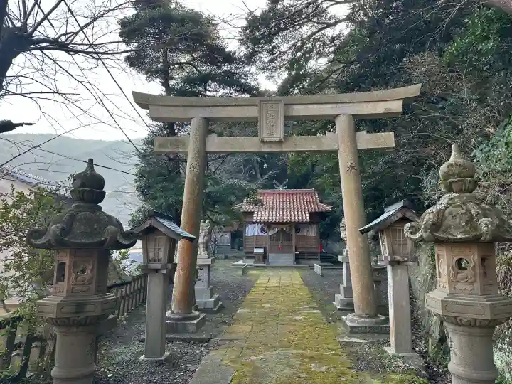 三社神社の{uncategorized: "未分類", other: "その他", undefined: "問題あり", building: "その他建物", grave: "お墓", sacred_gate: "鳥居", guardian: "狛犬", statue: "像", buddha: "仏像", history: "歴史", nature: "自然", garden: "庭園", animal: "動物", pagoda: "塔", temizu: "手水舎", mountain_gate: "山門・神門", sanctuary: "本殿・本堂", subordinate: "末社・摂社", art: "芸術", scenery: "景色", jizo: "地蔵", ema: "絵馬", goshuin: "御朱印", omikuji: "おみくじ", items: "授与品その他", amulet: "お守り", goshuincho: "御朱印帳", eats: "食事", festival: "お祭り", votive_dance: "神楽", shichigosan: "七五三参", wedding: "結婚式", experience: "体験その他", initially: "初詣", around: "周辺", anti_infection: "感染症対策"}
