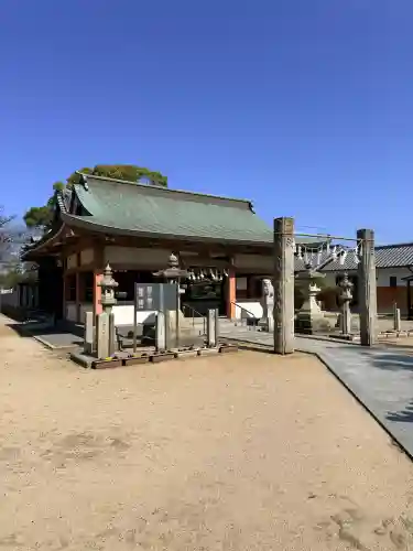 泊神社の{uncategorized: "未分類", other: "その他", undefined: "問題あり", building: "その他建物", grave: "お墓", sacred_gate: "鳥居", guardian: "狛犬", statue: "像", buddha: "仏像", history: "歴史", nature: "自然", garden: "庭園", animal: "動物", pagoda: "塔", temizu: "手水舎", mountain_gate: "山門・神門", sanctuary: "本殿・本堂", subordinate: "末社・摂社", art: "芸術", scenery: "景色", jizo: "地蔵", ema: "絵馬", goshuin: "御朱印", omikuji: "おみくじ", items: "授与品その他", amulet: "お守り", goshuincho: "御朱印帳", eats: "食事", festival: "お祭り", votive_dance: "神楽", shichigosan: "七五三参", wedding: "結婚式", experience: "体験その他", initially: "初詣", around: "周辺", anti_infection: "感染症対策"}