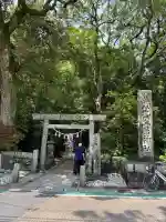 花窟神社の{uncategorized: "未分類", other: "その他", undefined: "問題あり", building: "その他建物", grave: "お墓", sacred_gate: "鳥居", guardian: "狛犬", statue: "像", buddha: "仏像", history: "歴史", nature: "自然", garden: "庭園", animal: "動物", pagoda: "塔", temizu: "手水舎", mountain_gate: "山門・神門", sanctuary: "本殿・本堂", subordinate: "末社・摂社", art: "芸術", scenery: "景色", jizo: "地蔵", ema: "絵馬", goshuin: "御朱印", omikuji: "おみくじ", items: "授与品その他", amulet: "お守り", goshuincho: "御朱印帳", eats: "食事", festival: "お祭り", votive_dance: "神楽", shichigosan: "七五三参", wedding: "結婚式", experience: "体験その他", initially: "初詣", around: "周辺", anti_infection: "感染症対策"}