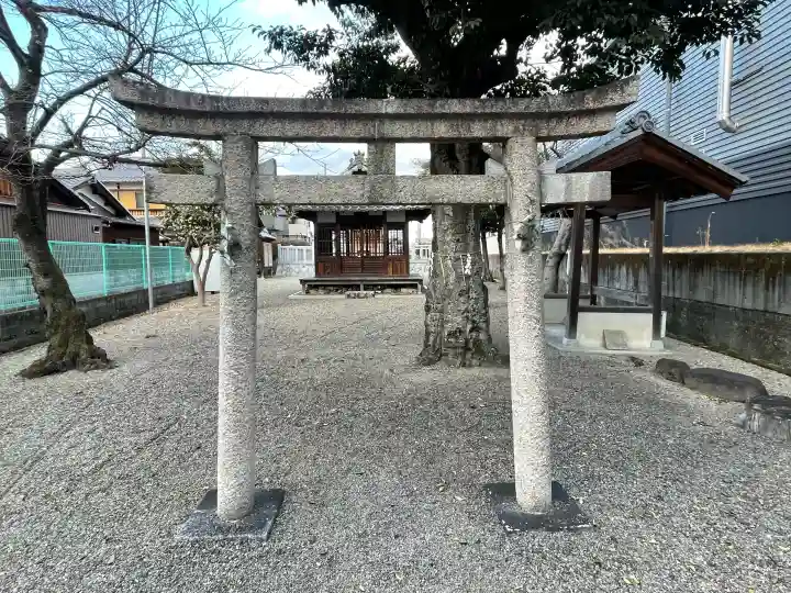 天王神社の{uncategorized: "未分類", other: "その他", undefined: "問題あり", building: "その他建物", grave: "お墓", sacred_gate: "鳥居", guardian: "狛犬", statue: "像", buddha: "仏像", history: "歴史", nature: "自然", garden: "庭園", animal: "動物", pagoda: "塔", temizu: "手水舎", mountain_gate: "山門・神門", sanctuary: "本殿・本堂", subordinate: "末社・摂社", art: "芸術", scenery: "景色", jizo: "地蔵", ema: "絵馬", goshuin: "御朱印", omikuji: "おみくじ", items: "授与品その他", amulet: "お守り", goshuincho: "御朱印帳", eats: "食事", festival: "お祭り", votive_dance: "神楽", shichigosan: "七五三参", wedding: "結婚式", experience: "体験その他", initially: "初詣", around: "周辺", anti_infection: "感染症対策"}