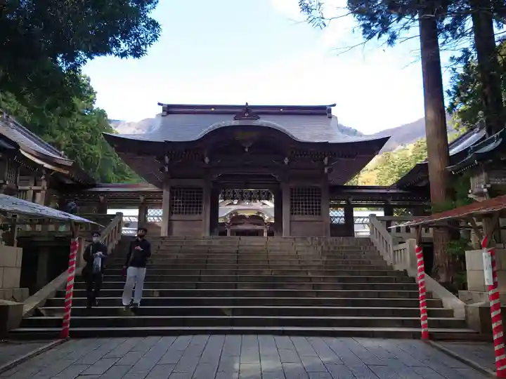 彌彦神社の山門・神門