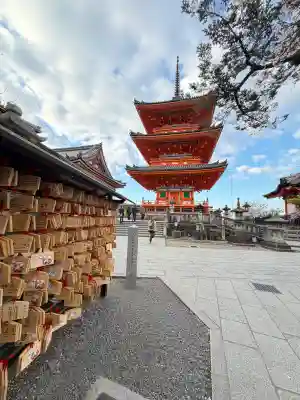 清水寺の{uncategorized: "未分類", other: "その他", undefined: "問題あり", building: "その他建物", grave: "お墓", sacred_gate: "鳥居", guardian: "狛犬", statue: "像", buddha: "仏像", history: "歴史", nature: "自然", garden: "庭園", animal: "動物", pagoda: "塔", temizu: "手水舎", mountain_gate: "山門・神門", sanctuary: "本殿・本堂", subordinate: "末社・摂社", art: "芸術", scenery: "景色", jizo: "地蔵", ema: "絵馬", goshuin: "御朱印", omikuji: "おみくじ", items: "授与品その他", amulet: "お守り", goshuincho: "御朱印帳", eats: "食事", festival: "お祭り", votive_dance: "神楽", shichigosan: "七五三参", wedding: "結婚式", experience: "体験その他", initially: "初詣", around: "周辺", anti_infection: "感染症対策"}