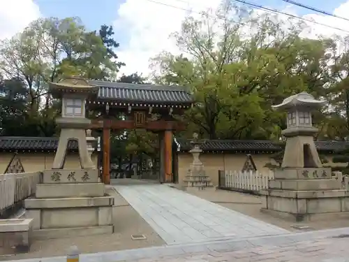 西宮神社の山門