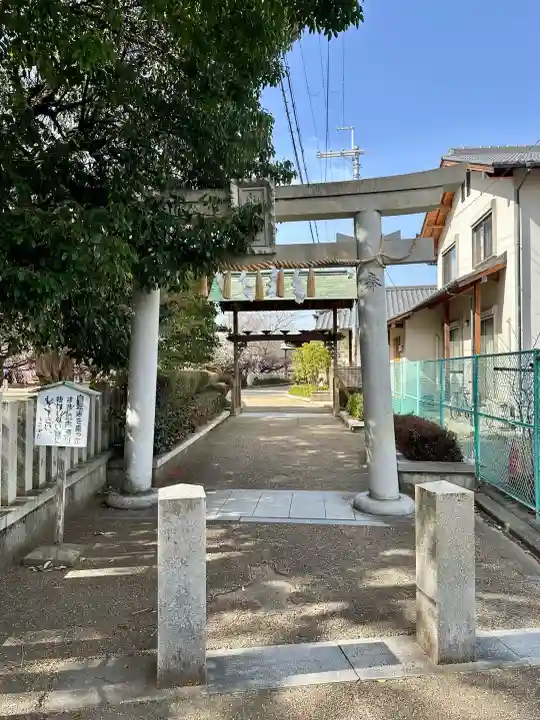 屯倉神社の{uncategorized: "未分類", other: "その他", undefined: "問題あり", building: "その他建物", grave: "お墓", sacred_gate: "鳥居", guardian: "狛犬", statue: "像", buddha: "仏像", history: "歴史", nature: "自然", garden: "庭園", animal: "動物", pagoda: "塔", temizu: "手水舎", mountain_gate: "山門・神門", sanctuary: "本殿・本堂", subordinate: "末社・摂社", art: "芸術", scenery: "景色", jizo: "地蔵", ema: "絵馬", goshuin: "御朱印", omikuji: "おみくじ", items: "授与品その他", amulet: "お守り", goshuincho: "御朱印帳", eats: "食事", festival: "お祭り", votive_dance: "神楽", shichigosan: "七五三参", wedding: "結婚式", experience: "体験その他", initially: "初詣", around: "周辺", anti_infection: "感染症対策"}