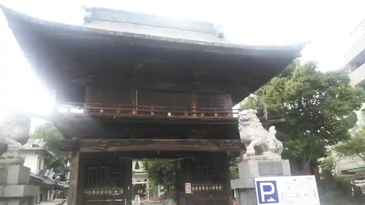 穴切大神社の山門・神門