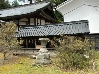 新海三社神社の{uncategorized: "未分類", other: "その他", undefined: "問題あり", building: "その他建物", grave: "お墓", sacred_gate: "鳥居", guardian: "狛犬", statue: "像", buddha: "仏像", history: "歴史", nature: "自然", garden: "庭園", animal: "動物", pagoda: "塔", temizu: "手水舎", mountain_gate: "山門・神門", sanctuary: "本殿・本堂", subordinate: "末社・摂社", art: "芸術", scenery: "景色", jizo: "地蔵", ema: "絵馬", goshuin: "御朱印", omikuji: "おみくじ", items: "授与品その他", amulet: "お守り", goshuincho: "御朱印帳", eats: "食事", festival: "お祭り", votive_dance: "神楽", shichigosan: "七五三参", wedding: "結婚式", experience: "体験その他", initially: "初詣", around: "周辺", anti_infection: "感染症対策"}