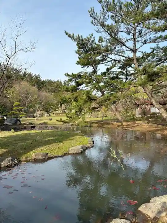 高山稲荷神社の{uncategorized: "未分類", other: "その他", undefined: "問題あり", building: "その他建物", grave: "お墓", sacred_gate: "鳥居", guardian: "狛犬", statue: "像", buddha: "仏像", history: "歴史", nature: "自然", garden: "庭園", animal: "動物", pagoda: "塔", temizu: "手水舎", mountain_gate: "山門・神門", sanctuary: "本殿・本堂", subordinate: "末社・摂社", art: "芸術", scenery: "景色", jizo: "地蔵", ema: "絵馬", goshuin: "御朱印", omikuji: "おみくじ", items: "授与品その他", amulet: "お守り", goshuincho: "御朱印帳", eats: "食事", festival: "お祭り", votive_dance: "神楽", shichigosan: "七五三参", wedding: "結婚式", experience: "体験その他", initially: "初詣", around: "周辺", anti_infection: "感染症対策"}