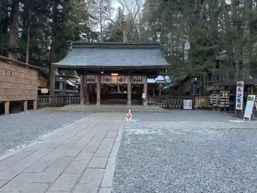 諏訪大社の{uncategorized: "未分類", other: "その他", undefined: "問題あり", building: "その他建物", grave: "お墓", sacred_gate: "鳥居", guardian: "狛犬", statue: "像", buddha: "仏像", history: "歴史", nature: "自然", garden: "庭園", animal: "動物", pagoda: "塔", temizu: "手水舎", mountain_gate: "山門・神門", sanctuary: "本殿・本堂", subordinate: "末社・摂社", art: "芸術", scenery: "景色", jizo: "地蔵", ema: "絵馬", goshuin: "御朱印", omikuji: "おみくじ", items: "授与品その他", amulet: "お守り", goshuincho: "御朱印帳", eats: "食事", festival: "お祭り", votive_dance: "神楽", shichigosan: "七五三参", wedding: "結婚式", experience: "体験その他", initially: "初詣", around: "周辺", anti_infection: "感染症対策"}