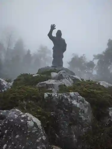 三峯神社の像