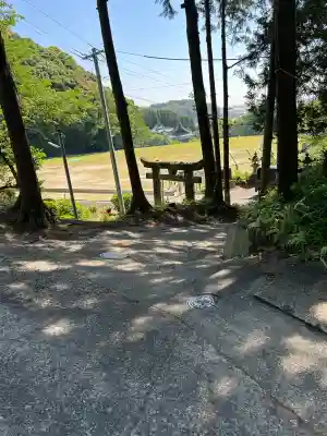 堤雄神社の{uncategorized: "未分類", other: "その他", undefined: "問題あり", building: "その他建物", grave: "お墓", sacred_gate: "鳥居", guardian: "狛犬", statue: "像", buddha: "仏像", history: "歴史", nature: "自然", garden: "庭園", animal: "動物", pagoda: "塔", temizu: "手水舎", mountain_gate: "山門・神門", sanctuary: "本殿・本堂", subordinate: "末社・摂社", art: "芸術", scenery: "景色", jizo: "地蔵", ema: "絵馬", goshuin: "御朱印", omikuji: "おみくじ", items: "授与品その他", amulet: "お守り", goshuincho: "御朱印帳", eats: "食事", festival: "お祭り", votive_dance: "神楽", shichigosan: "七五三参", wedding: "結婚式", experience: "体験その他", initially: "初詣", around: "周辺", anti_infection: "感染症対策"}
