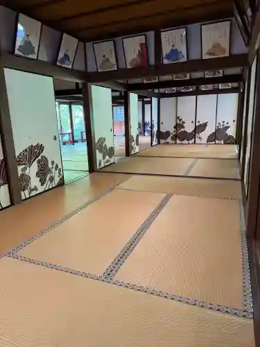 青蓮院門跡の{uncategorized: "未分類", other: "その他", undefined: "問題あり", building: "その他建物", grave: "お墓", sacred_gate: "鳥居", guardian: "狛犬", statue: "像", buddha: "仏像", history: "歴史", nature: "自然", garden: "庭園", animal: "動物", pagoda: "塔", temizu: "手水舎", mountain_gate: "山門・神門", sanctuary: "本殿・本堂", subordinate: "末社・摂社", art: "芸術", scenery: "景色", jizo: "地蔵", ema: "絵馬", goshuin: "御朱印", omikuji: "おみくじ", items: "授与品その他", amulet: "お守り", goshuincho: "御朱印帳", eats: "食事", festival: "お祭り", votive_dance: "神楽", shichigosan: "七五三参", wedding: "結婚式", experience: "体験その他", initially: "初詣", around: "周辺", anti_infection: "感染症対策"}
