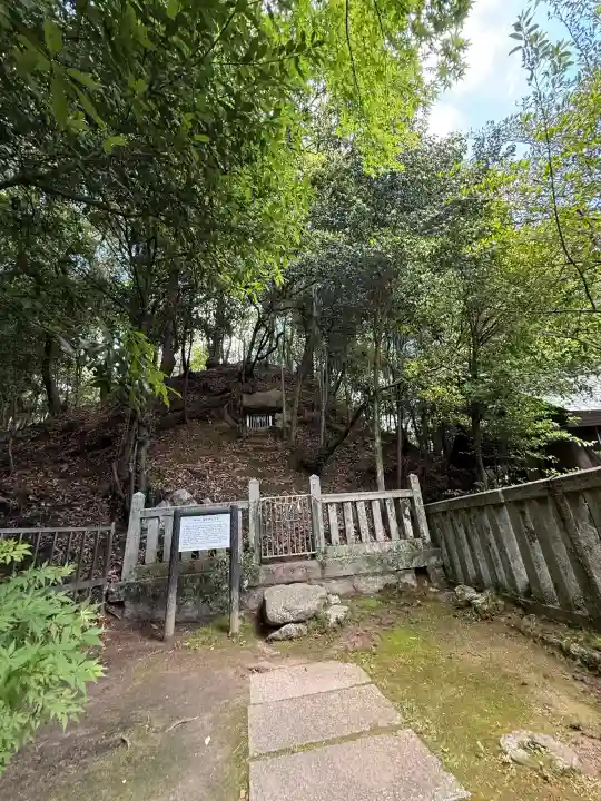 葛木坐火雷神社の{uncategorized: "未分類", other: "その他", undefined: "問題あり", building: "その他建物", grave: "お墓", sacred_gate: "鳥居", guardian: "狛犬", statue: "像", buddha: "仏像", history: "歴史", nature: "自然", garden: "庭園", animal: "動物", pagoda: "塔", temizu: "手水舎", mountain_gate: "山門・神門", sanctuary: "本殿・本堂", subordinate: "末社・摂社", art: "芸術", scenery: "景色", jizo: "地蔵", ema: "絵馬", goshuin: "御朱印", omikuji: "おみくじ", items: "授与品その他", amulet: "お守り", goshuincho: "御朱印帳", eats: "食事", festival: "お祭り", votive_dance: "神楽", shichigosan: "七五三参", wedding: "結婚式", experience: "体験その他", initially: "初詣", around: "周辺", anti_infection: "感染症対策"}