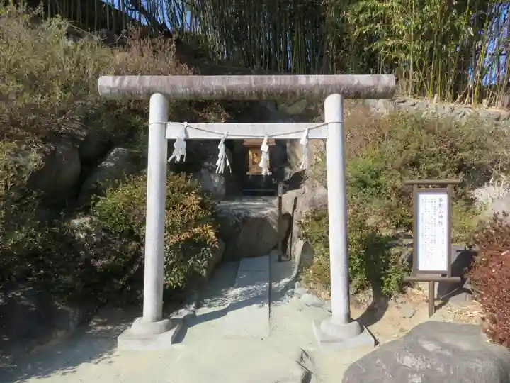 差出磯大嶽山神社 仕事と健康と厄よけの神さまの末社・摂社