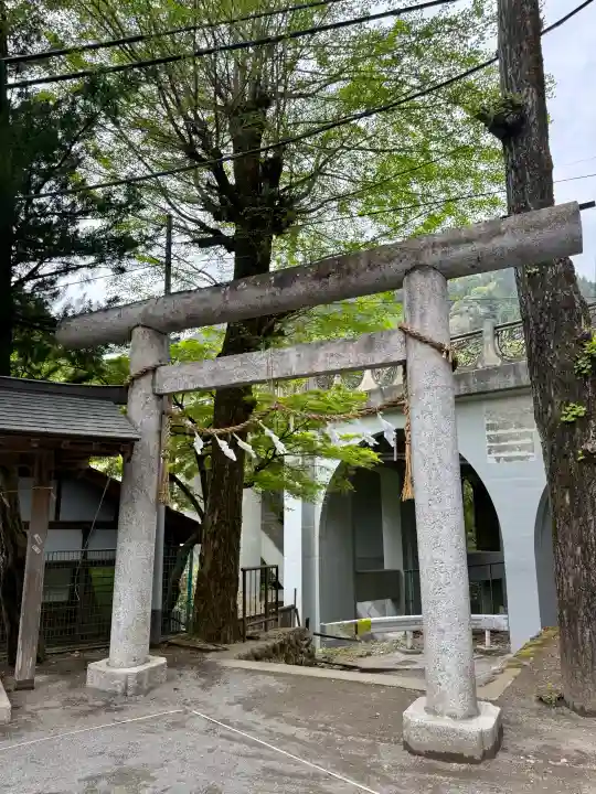 奥氷川神社の{uncategorized: "未分類", other: "その他", undefined: "問題あり", building: "その他建物", grave: "お墓", sacred_gate: "鳥居", guardian: "狛犬", statue: "像", buddha: "仏像", history: "歴史", nature: "自然", garden: "庭園", animal: "動物", pagoda: "塔", temizu: "手水舎", mountain_gate: "山門・神門", sanctuary: "本殿・本堂", subordinate: "末社・摂社", art: "芸術", scenery: "景色", jizo: "地蔵", ema: "絵馬", goshuin: "御朱印", omikuji: "おみくじ", items: "授与品その他", amulet: "お守り", goshuincho: "御朱印帳", eats: "食事", festival: "お祭り", votive_dance: "神楽", shichigosan: "七五三参", wedding: "結婚式", experience: "体験その他", initially: "初詣", around: "周辺", anti_infection: "感染症対策"}