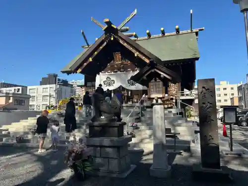 札幌諏訪神社の{uncategorized: "未分類", other: "その他", undefined: "問題あり", building: "その他建物", grave: "お墓", sacred_gate: "鳥居", guardian: "狛犬", statue: "像", buddha: "仏像", history: "歴史", nature: "自然", garden: "庭園", animal: "動物", pagoda: "塔", temizu: "手水舎", mountain_gate: "山門・神門", sanctuary: "本殿・本堂", subordinate: "末社・摂社", art: "芸術", scenery: "景色", jizo: "地蔵", ema: "絵馬", goshuin: "御朱印", omikuji: "おみくじ", items: "授与品その他", amulet: "お守り", goshuincho: "御朱印帳", eats: "食事", festival: "お祭り", votive_dance: "神楽", shichigosan: "七五三参", wedding: "結婚式", experience: "体験その他", initially: "初詣", around: "周辺", anti_infection: "感染症対策"}
