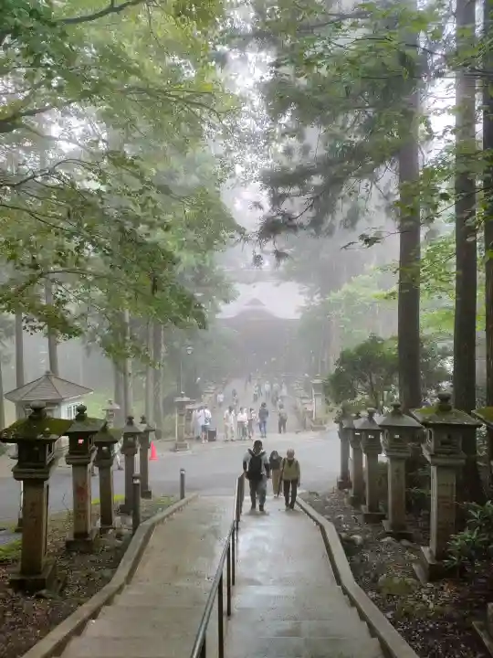 三峯神社の{uncategorized: "未分類", other: "その他", undefined: "問題あり", building: "その他建物", grave: "お墓", sacred_gate: "鳥居", guardian: "狛犬", statue: "像", buddha: "仏像", history: "歴史", nature: "自然", garden: "庭園", animal: "動物", pagoda: "塔", temizu: "手水舎", mountain_gate: "山門・神門", sanctuary: "本殿・本堂", subordinate: "末社・摂社", art: "芸術", scenery: "景色", jizo: "地蔵", ema: "絵馬", goshuin: "御朱印", omikuji: "おみくじ", items: "授与品その他", amulet: "お守り", goshuincho: "御朱印帳", eats: "食事", festival: "お祭り", votive_dance: "神楽", shichigosan: "七五三参", wedding: "結婚式", experience: "体験その他", initially: "初詣", around: "周辺", anti_infection: "感染症対策"}