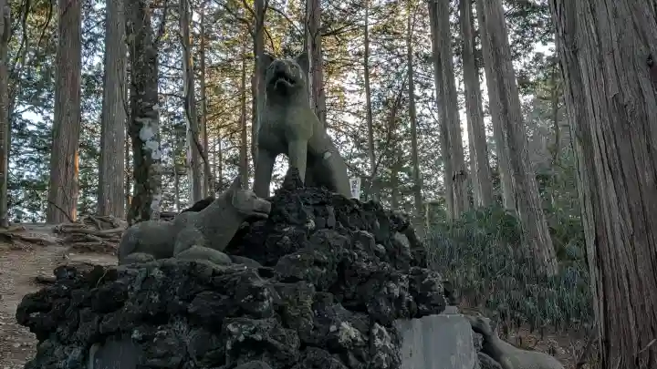 三峯神社の{uncategorized: "未分類", other: "その他", undefined: "問題あり", building: "その他建物", grave: "お墓", sacred_gate: "鳥居", guardian: "狛犬", statue: "像", buddha: "仏像", history: "歴史", nature: "自然", garden: "庭園", animal: "動物", pagoda: "塔", temizu: "手水舎", mountain_gate: "山門・神門", sanctuary: "本殿・本堂", subordinate: "末社・摂社", art: "芸術", scenery: "景色", jizo: "地蔵", ema: "絵馬", goshuin: "御朱印", omikuji: "おみくじ", items: "授与品その他", amulet: "お守り", goshuincho: "御朱印帳", eats: "食事", festival: "お祭り", votive_dance: "神楽", shichigosan: "七五三参", wedding: "結婚式", experience: "体験その他", initially: "初詣", around: "周辺", anti_infection: "感染症対策"}