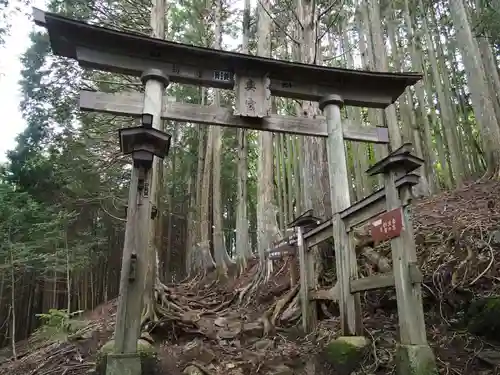 三峯神社奥宮の鳥居