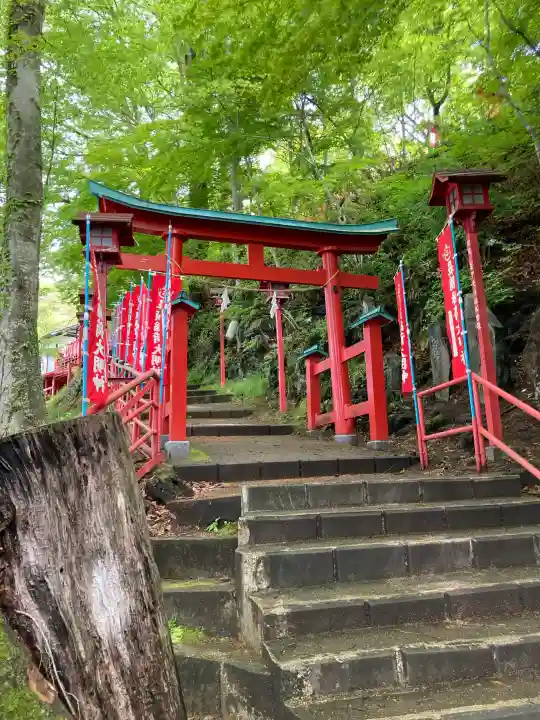 鼻顔稲荷神社の{uncategorized: "未分類", other: "その他", undefined: "問題あり", building: "その他建物", grave: "お墓", sacred_gate: "鳥居", guardian: "狛犬", statue: "像", buddha: "仏像", history: "歴史", nature: "自然", garden: "庭園", animal: "動物", pagoda: "塔", temizu: "手水舎", mountain_gate: "山門・神門", sanctuary: "本殿・本堂", subordinate: "末社・摂社", art: "芸術", scenery: "景色", jizo: "地蔵", ema: "絵馬", goshuin: "御朱印", omikuji: "おみくじ", items: "授与品その他", amulet: "お守り", goshuincho: "御朱印帳", eats: "食事", festival: "お祭り", votive_dance: "神楽", shichigosan: "七五三参", wedding: "結婚式", experience: "体験その他", initially: "初詣", around: "周辺", anti_infection: "感染症対策"}