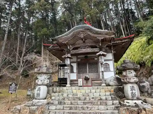 華厳寺の{uncategorized: "未分類", other: "その他", undefined: "問題あり", building: "その他建物", grave: "お墓", sacred_gate: "鳥居", guardian: "狛犬", statue: "像", buddha: "仏像", history: "歴史", nature: "自然", garden: "庭園", animal: "動物", pagoda: "塔", temizu: "手水舎", mountain_gate: "山門・神門", sanctuary: "本殿・本堂", subordinate: "末社・摂社", art: "芸術", scenery: "景色", jizo: "地蔵", ema: "絵馬", goshuin: "御朱印", omikuji: "おみくじ", items: "授与品その他", amulet: "お守り", goshuincho: "御朱印帳", eats: "食事", festival: "お祭り", votive_dance: "神楽", shichigosan: "七五三参", wedding: "結婚式", experience: "体験その他", initially: "初詣", around: "周辺", anti_infection: "感染症対策"}