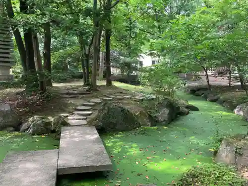 帯廣神社の庭園